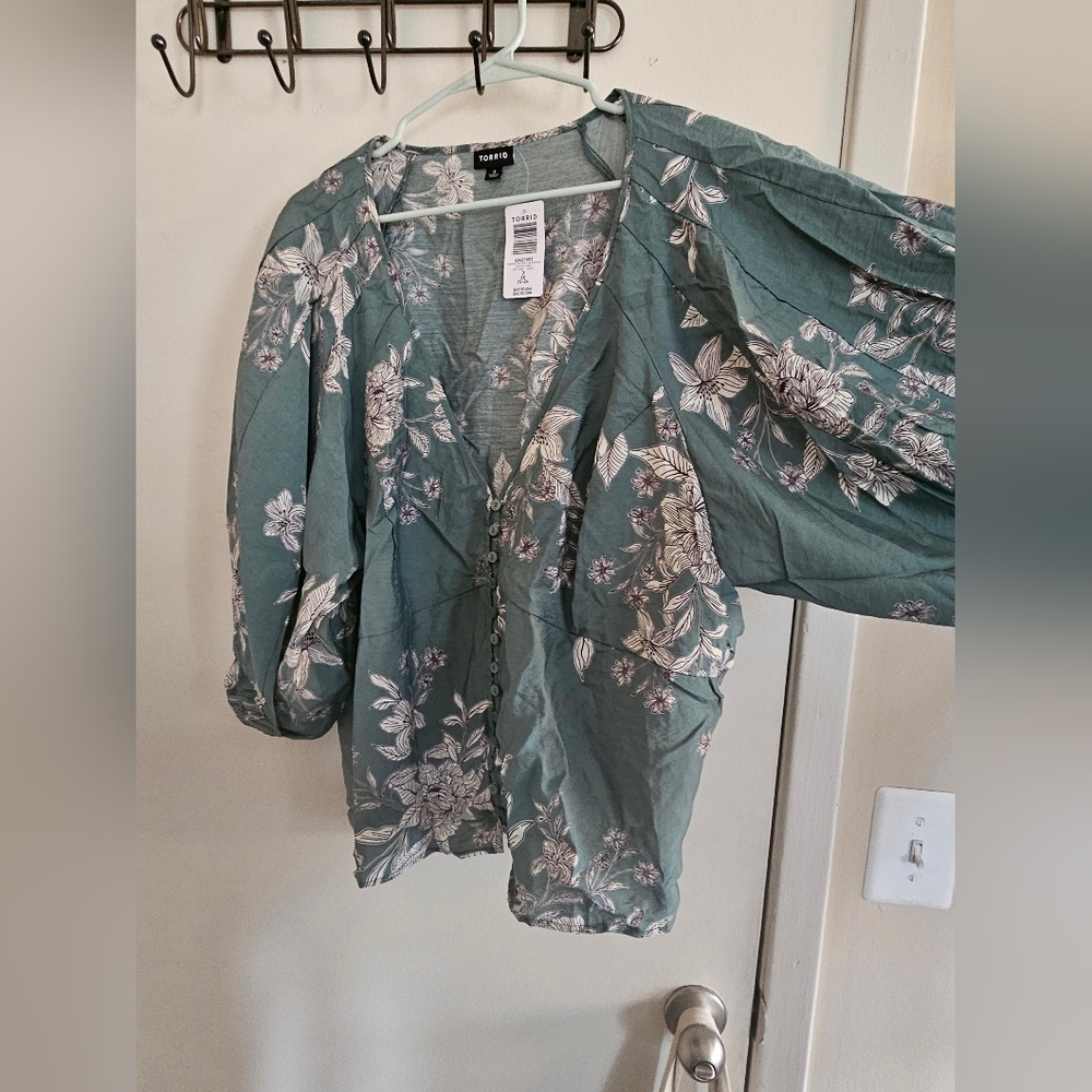 Floral Button-Down Blouse - Picture 3 of 7